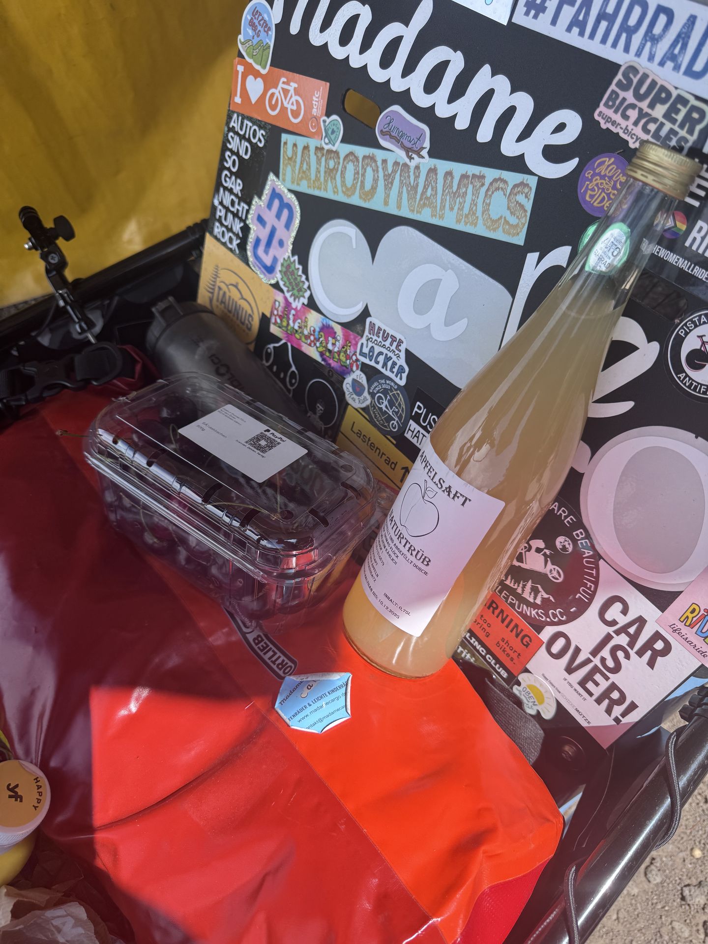 Apfelsaft und Kirschen am Wegesrand