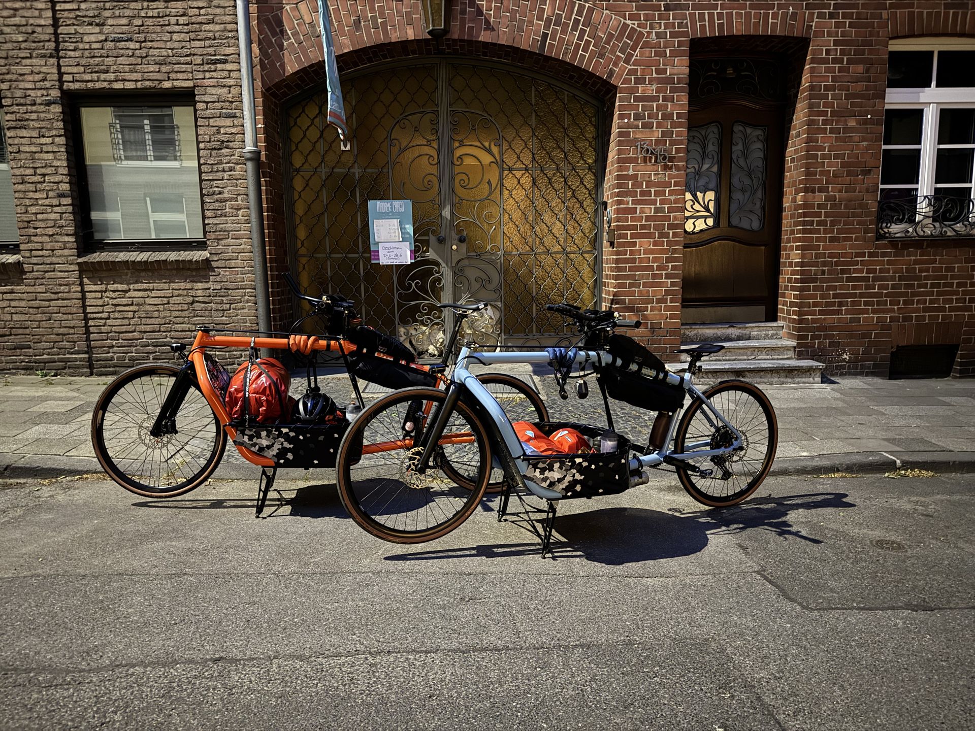 2 Ginkgo Lastenräder vor dem Tor von Madame Cargo