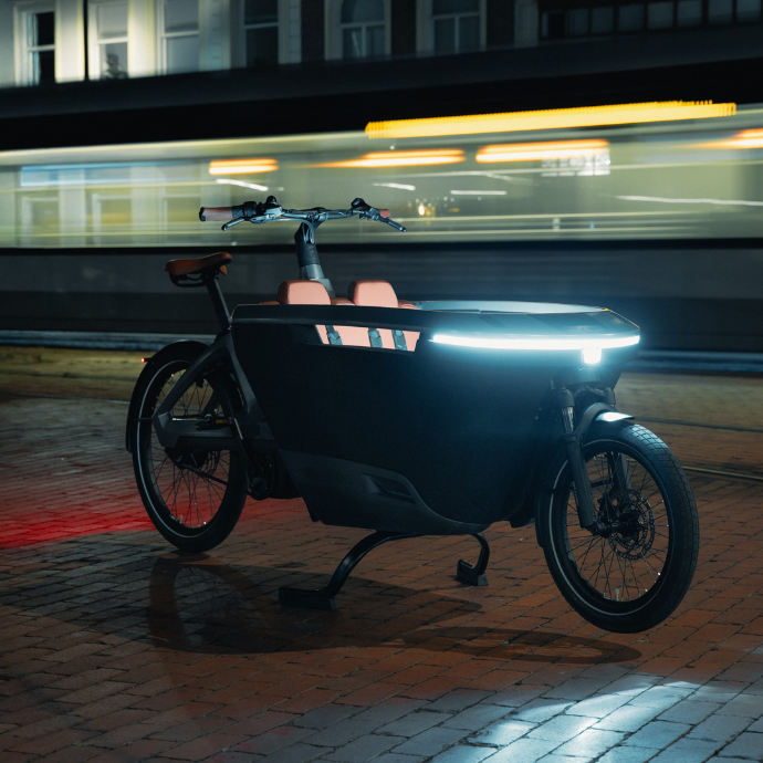 Lovens Explorer 2 in einer dunklen Umgebung, gezeigt mit Beleuchtungsfeatures, wie dem Tagfahrlicht-Streifen und der Innenbeleuchtung