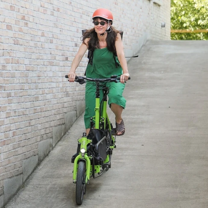 Eine Frau fährt ein Radkutsche VIVID bergab