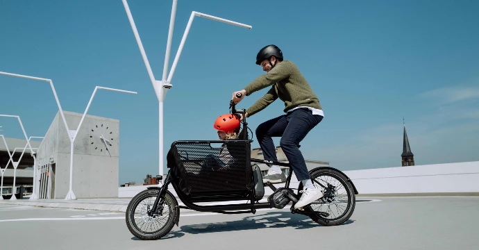 muli Lastenrad mit einem Fahrer und einem Kind